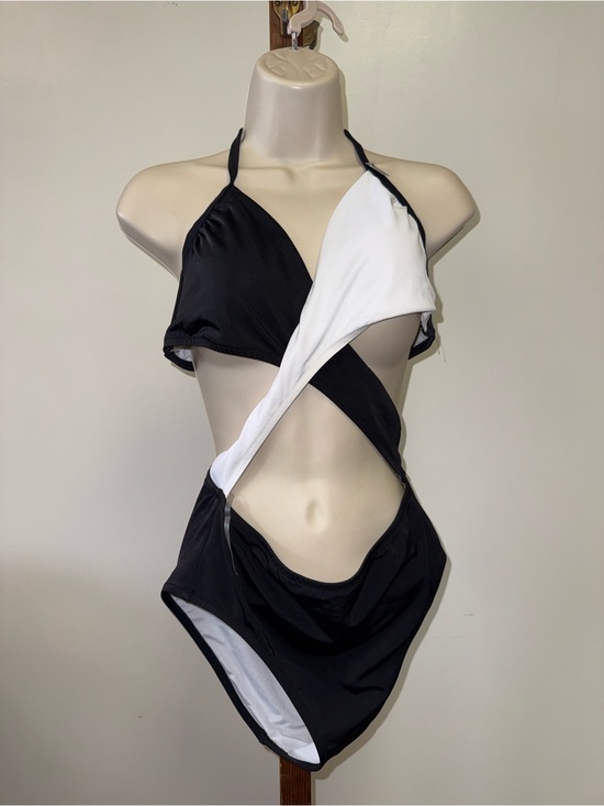 PINK Victoria's Secret Other - NWT PINK Victoria's Secret (L) Brand New Black & White Cutout One-Piece Swimsuit